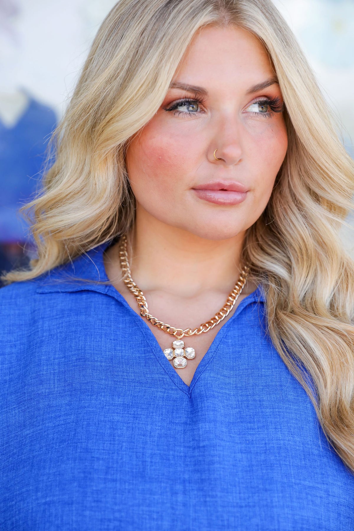 Laurel Rhinestone Cross Linked Necklace in Shiny Gold